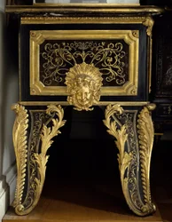 Mobilier de Louis XIV : commode avec incrustation de métal et acanthe par André Boulle