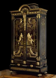 Mobilier de style Louis XIV (1661-1715) : armoire décorée de figures d