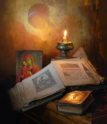 Livres sacrés et lueur des bougies