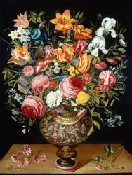 Roses, tulipes, narcisses, iris et autres fleurs dans une urne sculptée et une coccinelle sur un rebord