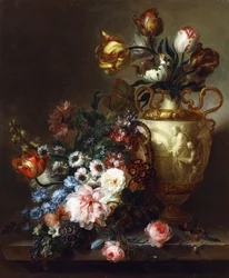 Tulipes dans un vase et roses dans un panier sur un rebord de pierre