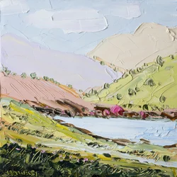 Un lac paisible à flanc de colline