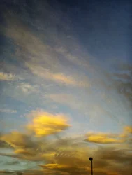 Nuages dorés au crépuscule