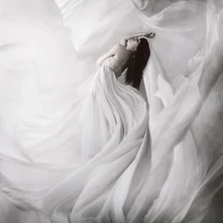 Une grâce éthérée, blanche et fluide