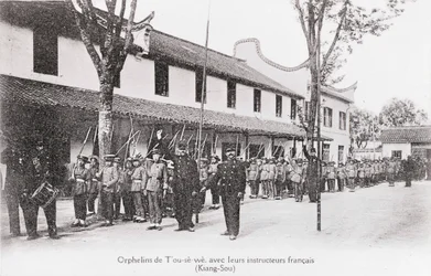 Orphelins chinois avec leurs instructeurs français dans la région de Kiang Sou. Photographie du début du 20ème siècle