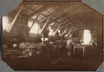 Première Guerre mondiale 1914-1918 : baraquement de soldats français blessés à Couville dans la Manche, Basse-Normandie, France. Photographie anonyme, mai 1917. Collection particulière, Stella.