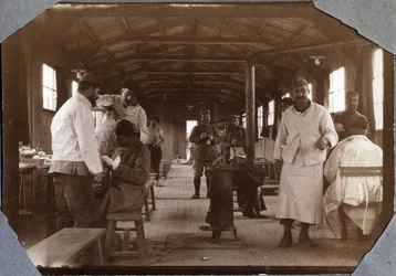 Première Guerre mondiale 1914-1918 : salle de pansement pour soldats français blessés. Couville dans la Manche, Basse-Normandie, France. Photographie anonyme mai 1917. Collection privée, Stella.