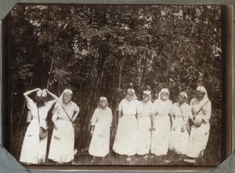Première Guerre mondiale 1914-1918 : infirmières en blouse portant des masques à gaz dans les bois près de Couville, Manche, Basse-Normandie, France. Photographie anonyme mai 1917. Collection privée, Stella.