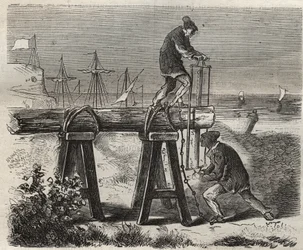 Forçats scieurs du pénitencier Saint-Laurent à Cayenne au XIXe siècle. Gravure dans « Histoire des bagnes depuis leur création à nos jours » (1877) par Pierre Zaccone.