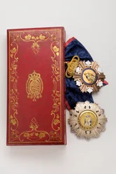 Royaume des Deux-Siciles - Ordre de Saint Ferdinand et du Mérite: insignes de chevalier grand-croix appartenant à un membre de la Maison Grand-Ducale de Bade - Milieu du XIXe siècle - Or, argent et émaux; boîte à armes du Royaume des Deux-Siciles