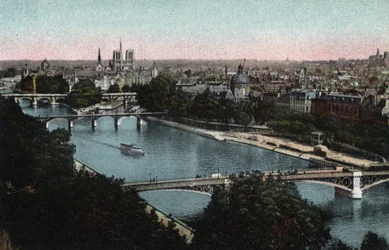 Paris : panorama de la Seine vers la Cathédrale Notre-Dame et l