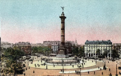 Paris : vue de la Colonne de Juillet sur la place de la Bastille. Photographie de 1920 dans « Album Artistique » de la ville de Paris. Collection privée.