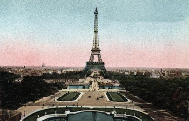Paris : vue des jardins du Trocadéro avec la tour Eiffel et le pont d