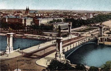 Paris : vue du pont Alexandre III sur la Seine. Photographie de 1920 dans « Artistic Album » de la ville de Paris. Collection privée.
