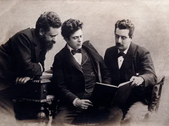 Portrait de (de g. à d.) Alberto Franchetti, Pietro Mascagni et Giacomo Puccini, compositeurs italiens. Photographie. Vers 1900. Collection privée