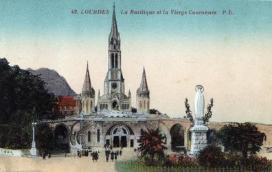 La basilique et la Vierge couronnée à Lourdes - Hautes-Pyrénées (65) vers 1900