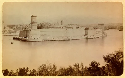 La ville de Marseille et ses environs vers 1885-1890 : Fort Saint-Jean, vue prise du Pharo