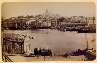 La ville de Marseille et ses environs vers 1885-1890 : Le vieux port et Notre-Dame de la Garde