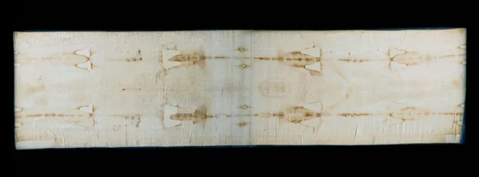 Le Saint Suaire de Turin (ou suaire ou sacra sindone), drap en lin montrant des traces (supposées celles du Christ) de torture d