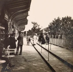 Exposition Universelle de 1900 à Paris : Le trottoir roulant. Collection privée