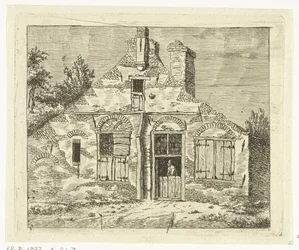Homme dans une vieille maison, regardant dehors par la porte