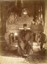 Nasruddin Shah assis devant le Trône du Paon, palais du Golestan, Téhéran