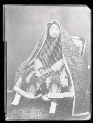 Portrait en studio : La mère de Nasir Al-Din Shah, Mahd-i Awliya