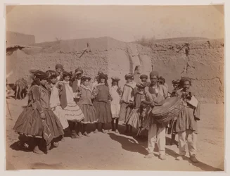 Groupe de femmes dansant en costume tribal
