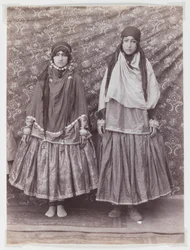 Deux femmes en costume tribal