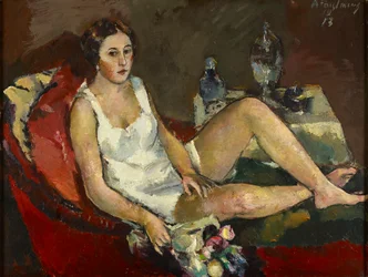 Jeune femme sur un canapé rouge