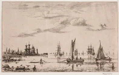 Bateaux et navires par temps calme près de la côte