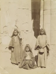 Filles arabes portant de l