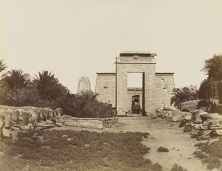 Sphinx de Karnak et le pylône de Ptolémée