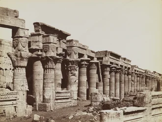 Philæ, vue du sud-est de la colonnade ouest du temple d