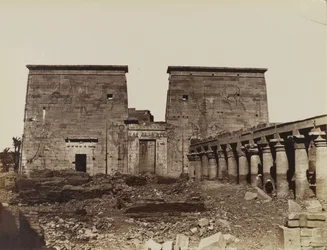 Philae, vue du pylône avec colonnes