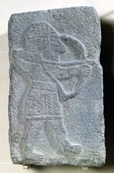 Orthostat représentant un archer du palais de Kapara, roi de Guzama, Tell Halaf, Syrie
