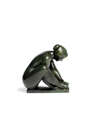 Fille accroupie tenant un pied