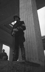 Un soldat gardant le Mémorial des soldats morts au combat, Monaco