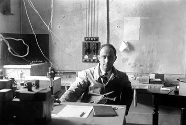 Le physicien italien Enrico Fermi (1901-1954, prix Nobel de physique en 1938) au laboratoire
