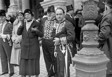 Le physicien italien Enrico Fermi (1901-1954, prix Nobel de physique en 1938) en tenue de cérémonie lors d