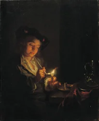 Intérieur éclairé à la bougie avec un jeune homme assis à une table, allumant sa pipe