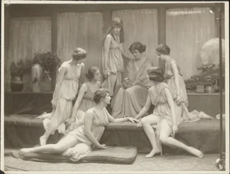 [Isadora Duncan et le groupe]