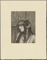 [Femme en tenue de bohème avec une grande fleur dans les cheveux]