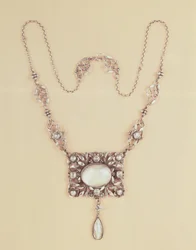 Pendentif et chaîne en pierre de lune par Arthur Joseph Gaskin (1862-1928) (pierre de lune)