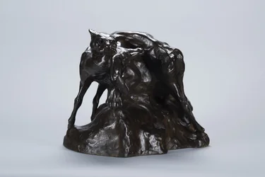 Puma portant une carcasse de cerf, vers 1900 (bronze)