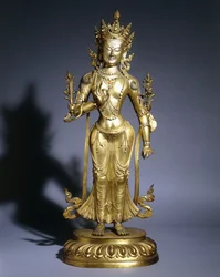 Figure en bronze doré de Padmapani debout en tribhanga, portant des bijoux de bodhisattva et une couronne, 18e siècle