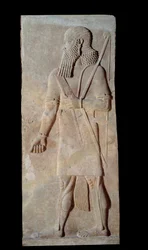 Guerrier en armes de la cour du palais du roi d
