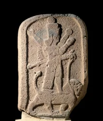 Stèle représentant la déesse Ishtar d’Arbèles tenant un lion. Relief en basalte de la période néo-assyrienne, 1000-612 av. J.-C. VIIIe siècle av. J.-C. Paris, musée du Louvre