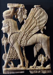 Griffon ailé avec visage humain, décoration de meuble en ivoire de style phénicien, Nimrud, 800-700 av. J.-C. (ivoire)