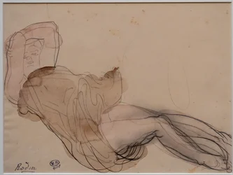 Femme allongée, à moitié nue, les bras croisés derrière la tête